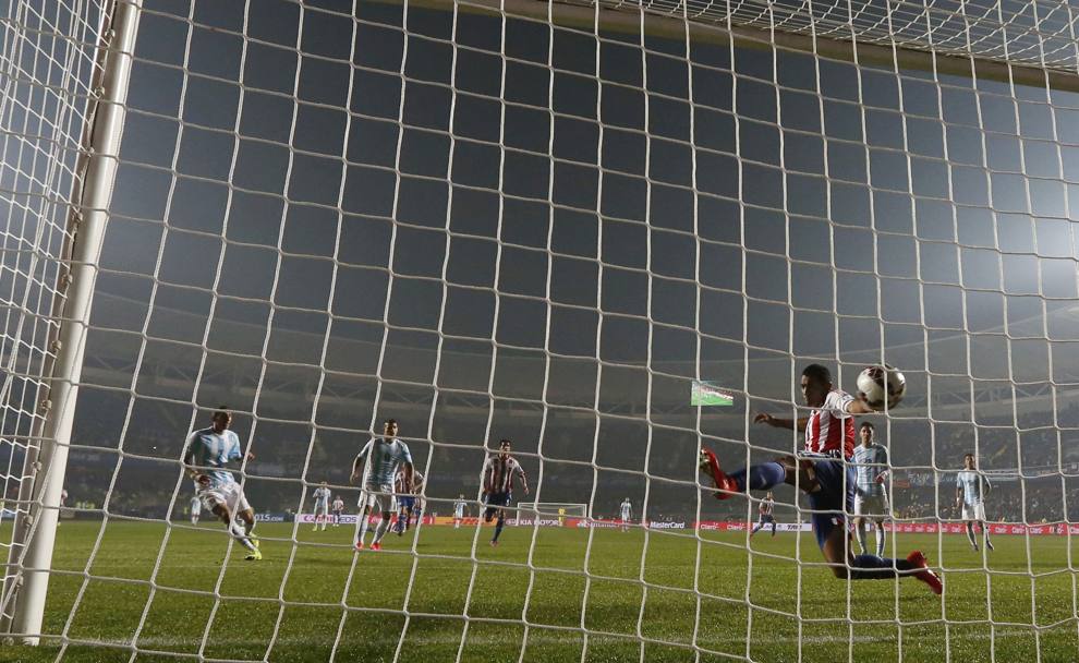 Al 47&#39; e al 53&#39; Angel De Maria segua due gol contro il Paraguay. (Action Images)